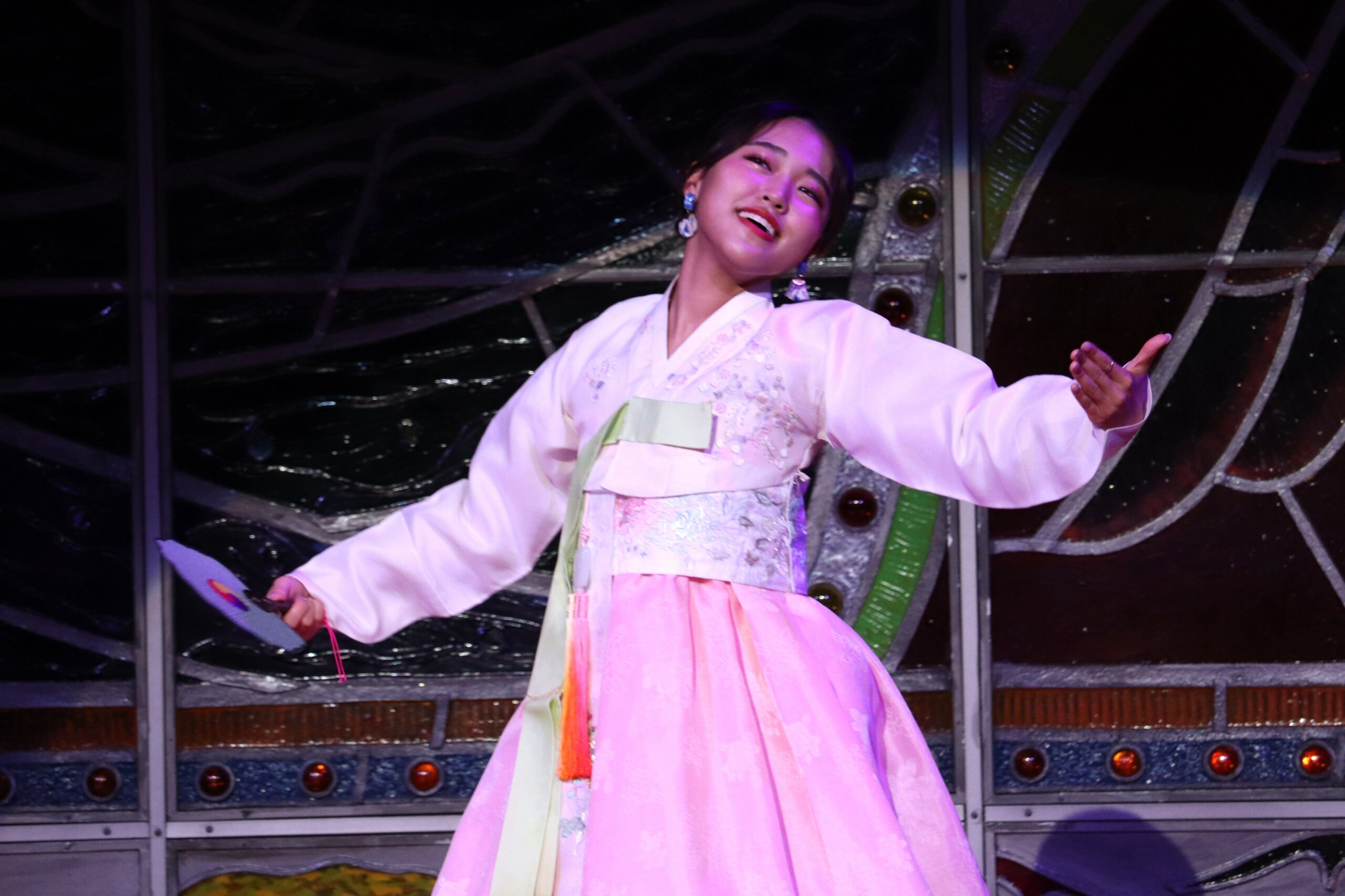 エントリーNo.2の佐々友香（さっさともか）さんはチマチョゴリに身を包み、韓国舞踊を披露